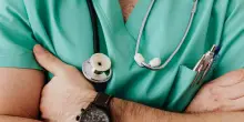 “Visite private durante il servizio in ospedale”, ai domiciliari un primario di Piacenza