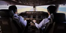“Basta piloti ubriachi ai comandi, devono smettere di bere prima di volare”: la stretta di Japan Airlines. Test del sangue obbligatori per scovare l’abuso cronico di alcol e salvare i voli