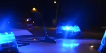 Accoltella e uccide l’ex moglie davanti ai passanti a Tolentino (Macerata), poi prende a calci il cadavere