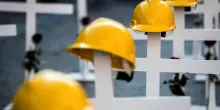 Schiacciato dal muletto durante il turno di notte: morto operaio di 28 anni in un’azienda che vende pellet