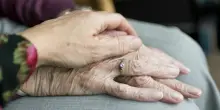 Caregiver familiari senza supporto: due tragedie nel Modenese riportano l’attenzione sul tema