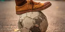 Ragazzini multati perché giocavano a pallone in piazza: i genitori dovranno pagare una multa da 50 euro