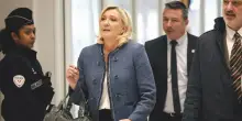 La settimana nera di Marine Le Pen: perquisizioni, condanne e nuova inchiesta. Ma cresce nei sondaggi