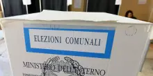 Elezioni comunali, oggi alle 15 chiudono i seggi. Crollo dell’affluenza: alle 23 era del 43,85%