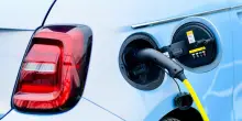 Arrivano i nuovi incentivi per le auto elettriche: chi potrà avere il bonus e come fare domanda