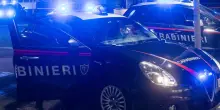 Carabiniere aggredito da ladro con coltello spara e ferisce rapinatore e una donna