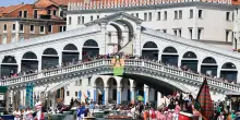 “Basta turisti poveri”: gioielliere di Venezia propone tassa di 100€ per i visitatori giornalieri