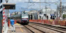 Non identificate le due persone morte dopo essere state travolte dai treni a Milano