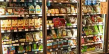 Formaggio senza formaggio e patatine senza patate: l’inchiesta del Daily Mail sui cibi ultra-processati. Berrino: “Mortalità più alta per chi mangia queste porcherie”