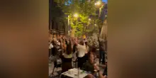 Maxi blackout in Spagna, torna l’elettricità a Madrid: decine di persone esultano in piazza – Le immagini