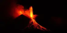 L’Etna dà spettacolo: fontane di lava alte 200-300 metri nella notte. Il video delle eruzioni