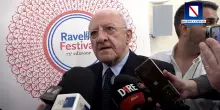 Terzo mandato, De Luca ironizza: “Io capolista? Intanto sono in concorrenza con Trump per il papato”