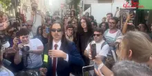 Tommy Cash arriva a Milano (e regala caffè): fan in delirio mentre canta “Espresso macchiato” – Video