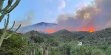 “A Stromboli condizioni disastrose, tre anni dopo il maxi-rogo l’isola non è ancora stata messa in sicurezza”
