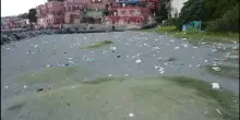 Napoli, Lido delle Monache invaso dai rifiuti dopo l’assalto dei bagnanti: il video della distesa di spazzatura