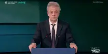 Crozza è il ministro Urso, l’esilarante intervento sulla “farmaceltica itagliana”, tra dazi, Trump e la forza del “Made in Hitler”