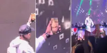 Baby Gang videochiama dal palco il rapper Niko Pandetta, detenuto in carcere: “È mio fratello”. È giallo sulla diretta, indagini in corso