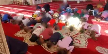 Bambini dell’Infanzia in visita a una moschea nel Trevigiano: la foto sui social della scuola scatena le polemiche