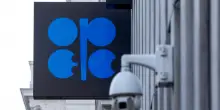 Petrolio sotto i 60 dollari dopo la decisione Opec + di aumentare ancora la produzione