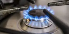 Arera, bolletta del gas in calo dell’8% ad aprile. Influisce la discesa delle quotazioni sui mercati internazionali