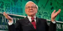 Warren Buffett, 94 anni, lascia la guida di Berkshire Hathaway ma resta presidente. Il titolo affonda a Wall Street
