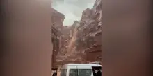 Alluvione in Giordania, cascate d’acqua nel sito archeologico di Petra: morti due turisti. Centinaia di evacuati – Video