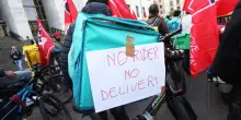 Rifiuta di fare cinquanta chilometri per 3,20 euro lordi: rider sanzionato. E i colleghi entrano in sciopero spontaneo