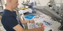 Il tifo batte la scaramanzia, a Napoli si producono già le magliette col quarto scudetto e l’effigie di Conte