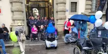 Firenze, presidio di persone con disabilità davanti alla Regione: “Per tre ore sotto la pioggia, accerchiati dalla polizia”