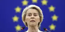 Ue, non passa la sfiducia a von der Leyen. Ma per la presidente è una débâcle: crollo dei consensi, solo metà dell’aula vota per salvarla