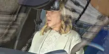 Meloni lascia il Senato dopo il Question Time: l’espressione affaticata appena sale in auto – Video