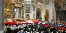Conclave, l’elezione del nuovo Papa in diretta – L’omelia del cardinale Re: “Il mondo si aspetta tanto dalla Chiesa”