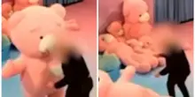 Una donna vestita da orso per una mostra viene presa a pugni da un visitatore: “È stato come un terremoto. Io sono caduta giù e ho iniziato ad urlare”