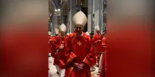 Conclave, Zuppi rompe il silenzio durante la messa e risponde a una fedele: “Buongiorno”