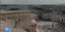 Conclave, il video della seconda fumata nera: la reazione dei fedeli in piazza San Pietro