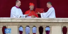 “Habemus Papam”: l’annuncio del cardinale Mamberti dalla Loggia delle Benedizioni. È Robert Francis Prevost