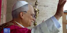 Robert Francis Prevost, il nuovo Papa si affaccia dalla Loggia: commosso davanti alla folla di fedeli – Video