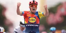 Giro d’Italia 2025, Pedersen vince la prima tappa e si prende la maglia rosa. Landa contro un palo: portato via in barella