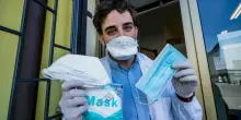 “Mascherine Covid pericolose”: ex funzionario delle dogane presenta un esposto per “epidemia dolosa”. Il reato prevede pene fino all’ergastolo