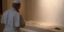 La rosa bianca di Papa Leone XIV per Francesco, trenta minuti in preghiera sulla tomba