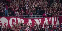 Tifosi cadono dalla curva Maratona: partita sospesa. Cosa è successo durante Torino-Inter