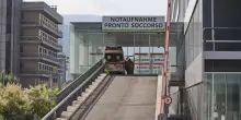 Trascina la moglie per i capelli e la picchia davanti ai figli, arrestato 45enne a Bolzano