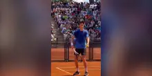 Le Frecce Tricolori sorvolano il Foro Italico: Sinner si blocca e resta bocca aperta durante l’allenamento – Video