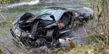Tragedia al raduno di Supercar: Ferrari da 300 mila euro esce di strada, si ribalta e si schianta in un fiume, morti i due passeggeri