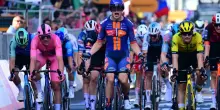 Giro d’Italia, il giovane Van Uden beffa tutti in volata a Lecce. All’arrivo esposti striscioni pro-Palestina