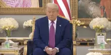 Trump in Arabia Saudita, il “mistero” del caffè offerto da Bin Salman: ecco come reagisce il presidente Usa