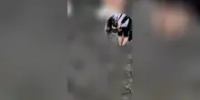 Borseggiatore beccato con le mani nel sacco: ruba il portafogli a un turista ma viene arrestato in flagranza – Video
