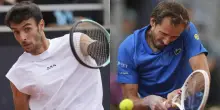 Che sfortuna per Musetti: la partita con Medvedev sospesa per pioggia proprio sul match point per l’azzurro