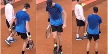 Sinner bravo anche con i piedi: i palleggi infiniti con una pallina da tennis