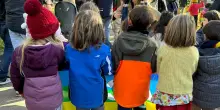 Famiglia con i figli di 5 e 6 anni rischia lo sfratto, il quartiere scende in piazza. “Milano affronti l’emergenza abitativa”